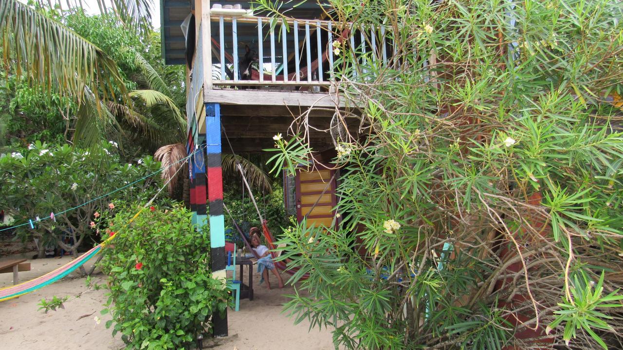 Anda Di Hows Hostel Placencia Exterior photo