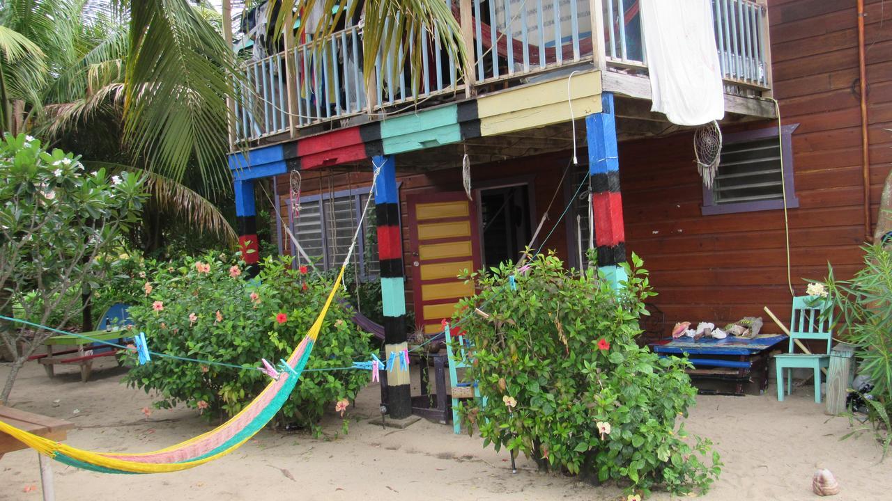 Anda Di Hows Hostel Placencia Exterior photo